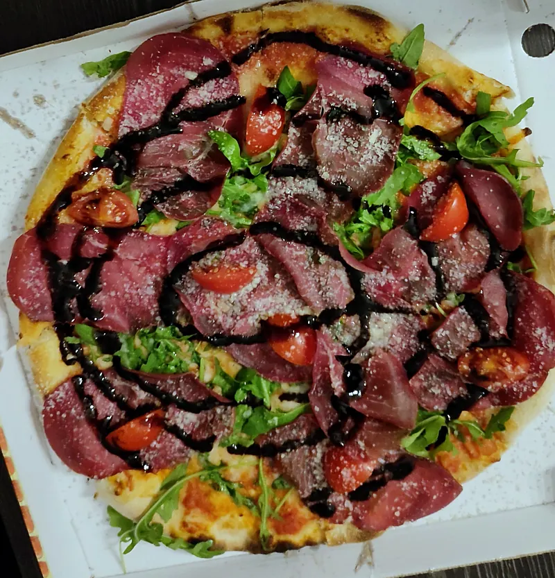 Pizza mit Bresaola, Salami und Rucola