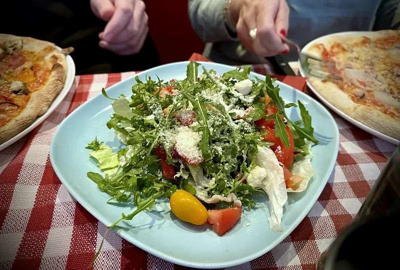 Salat mit Rucola, Mozzarella und Tomaten