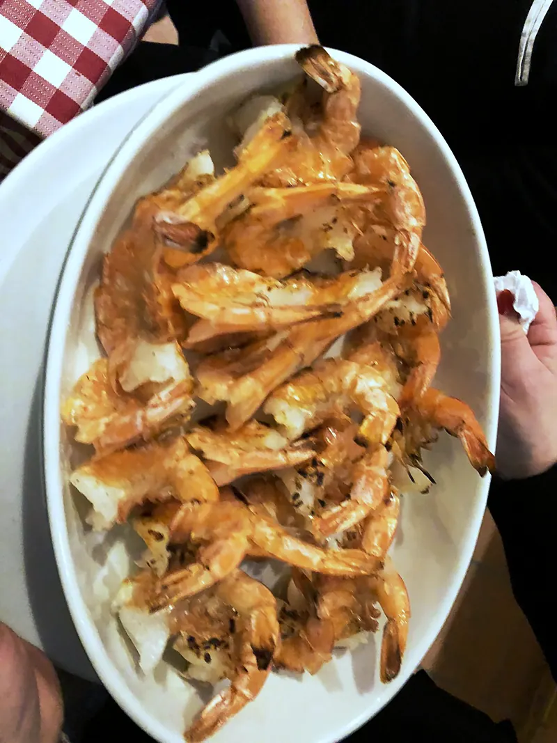 Schale mit gebratenen Garnelen