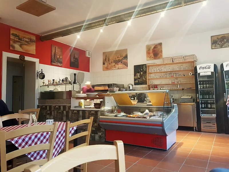 Theke mit Vitrine und Steinofen