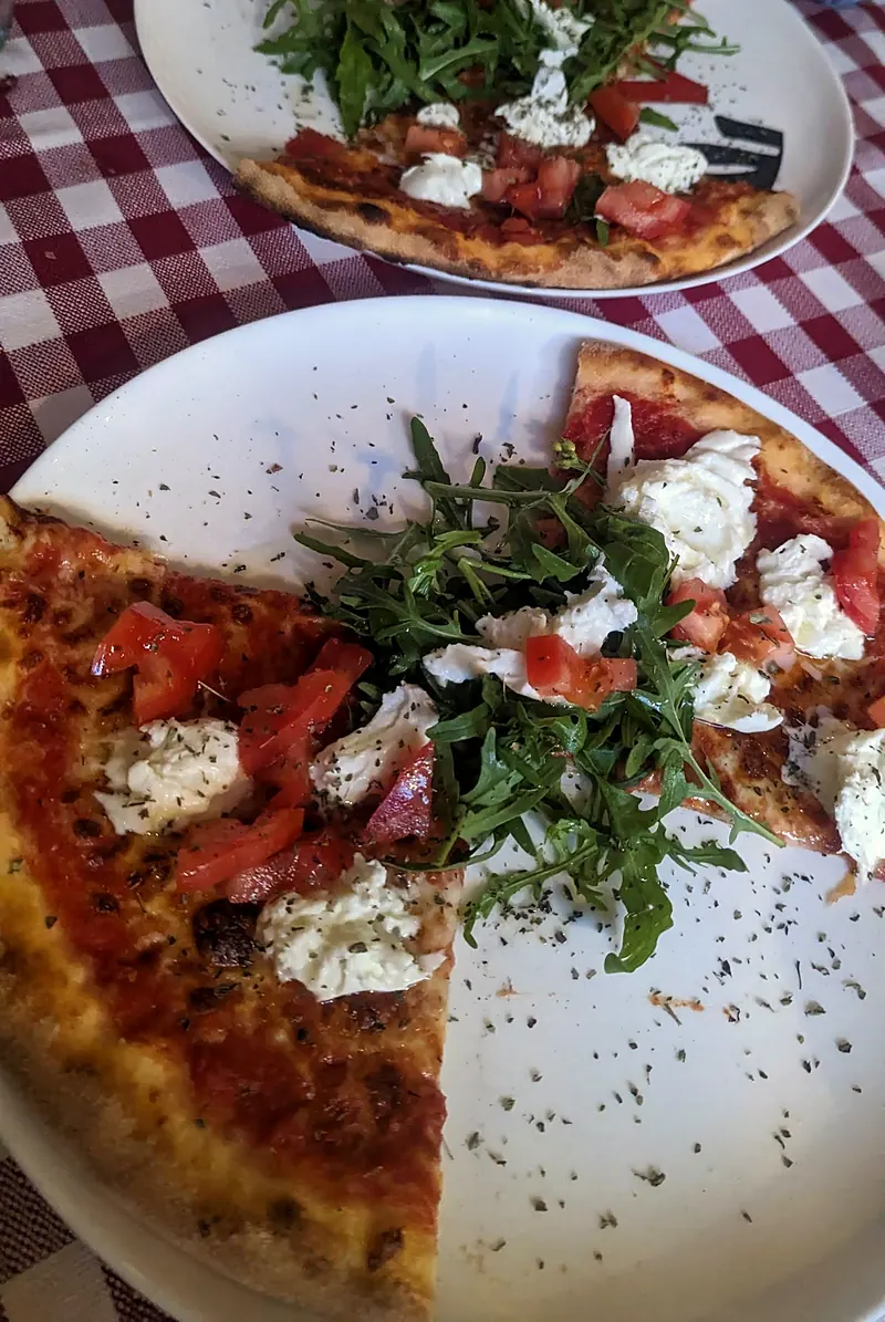 Pizza mit Mozzarella, Tomaten und Rucola