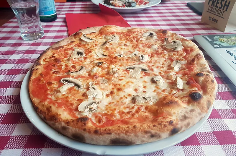 Pizza Funghi mit Champignons